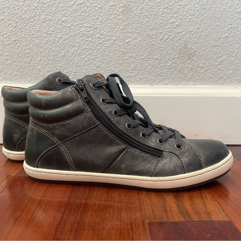 Women’s Taos Union Leather High-Top Sneakers Size 10